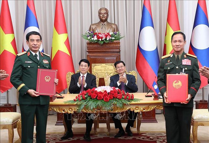Chủ tịch nước Lương Cường cùng Tổng Bí thư, Chủ tịch nước Lào Thongloun Sisoulith chứng kiến lễ ký và trao Ý định thư giữa Bộ Quốc phòng Việt Nam và Bộ Quốc phòng Lào về việc Bộ Quốc phòng Việt Nam hỗ trợ xây dựng trụ sở Bộ Tư lệnh Bộ đội biên phòng, Quân đội nhân dân Lào. Ảnh: TTXVN