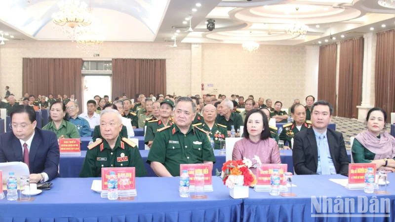 Lang Son trifft sich mit Veteranen und Revolutionssoldaten anlässlich des 50. Jahrestages des Südlichen Befreiungstages