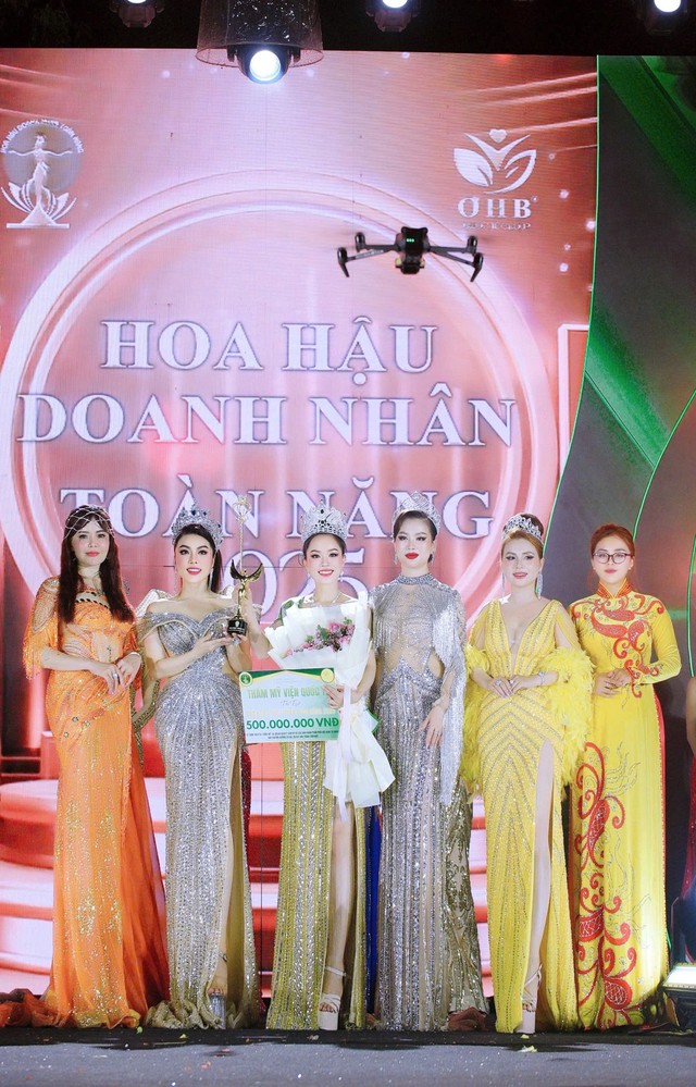 Nữ thạc sĩ Đinh Thị Thanh Mai đăng quang Hoa hậu Doanh nhân Toàn năng 2025- Ảnh 1.