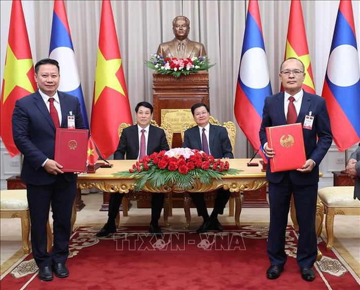 Chủ tịch nước Lương Cường và Tổng Bí thư, Chủ tịch nước Lào Thongloun Sisoulith chứng kiến lễ trao Chương trình hợp tác năm 2025 giữa Bộ Tư pháp Việt Nam và Bộ Tư pháp Lào. Ảnh: TTXVN
