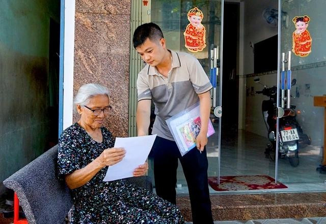Lấy ý kiến cử tri ở TP.Quy Nhơn (Bình Định) về việc sáp nhập cấp tỉnh, cấp xã. ẢNH: S.N.V