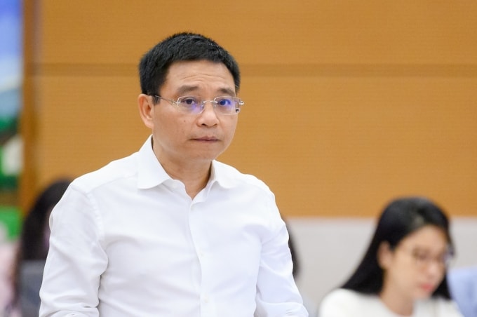 Minister of Finance Nguyen Van Thang speaks at the morning meeting on April 24. Photo: National Assembly Press Center