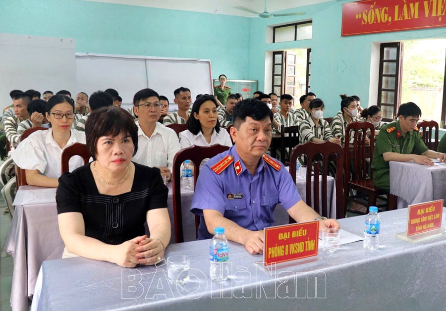การให้คำปรึกษาแนะนำด้านการจ้างงานแก่ผู้ต้องขัง 45 รายที่อยู่ระหว่างทัณฑ์บนและพ้นโทษแล้ว
