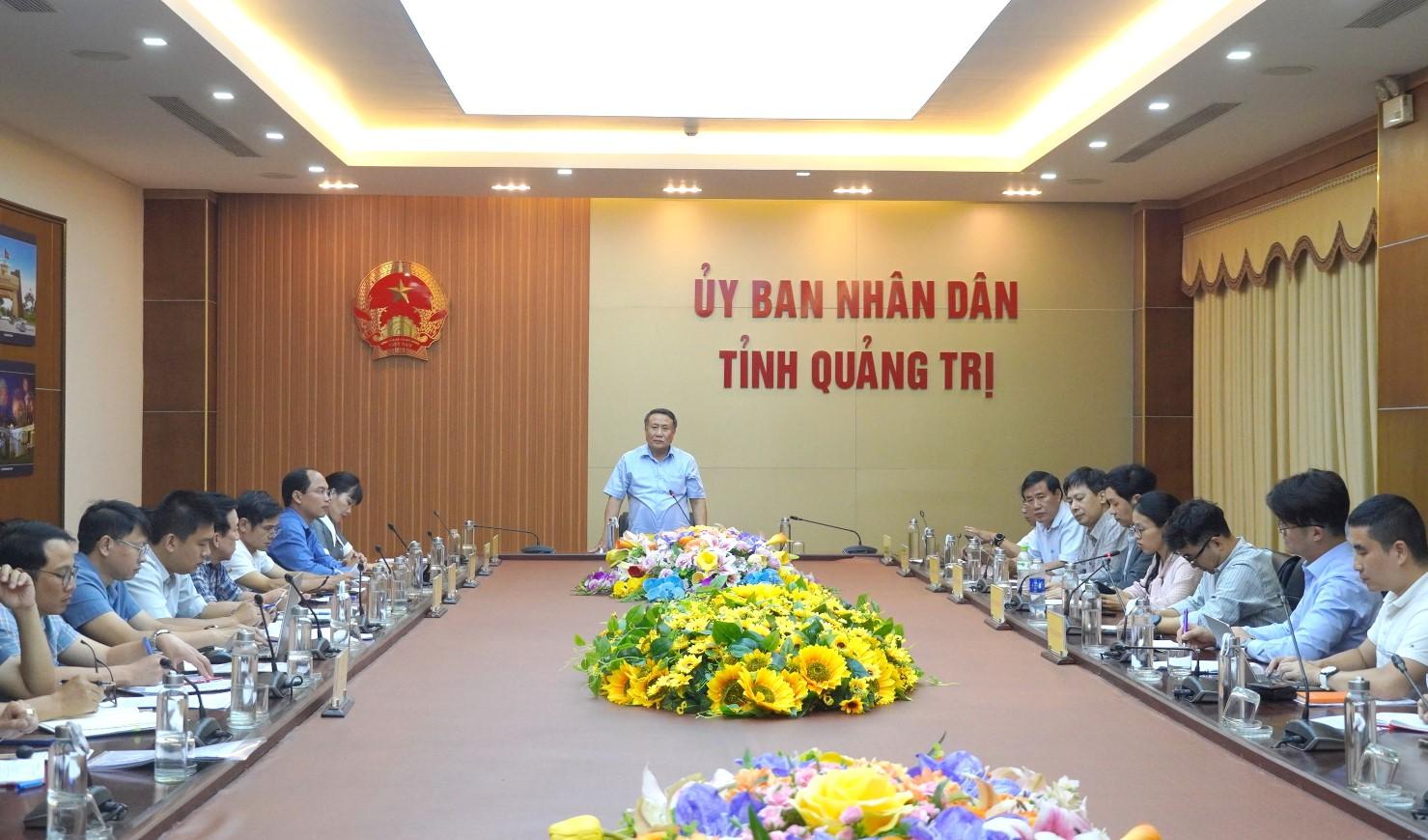 Pemangku Pengerusi Jawatankuasa Rakyat Wilayah Quang Tri Ha Sy Dong mempengerusikan dan menyampaikan ucapan pada mesyuarat itu.
