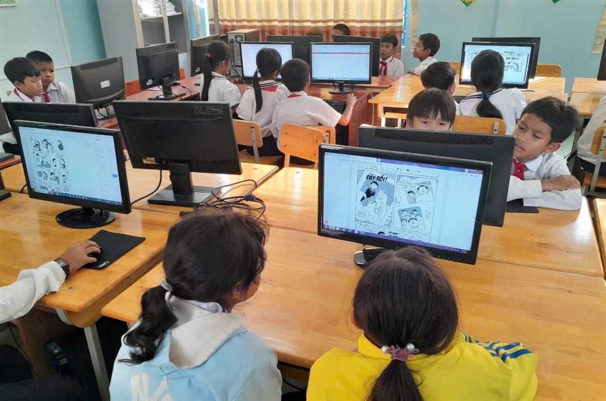Nam Giang students have access to modern services and facilities to help develop education and improve people's knowledge. Photo: ALANG NGUOC