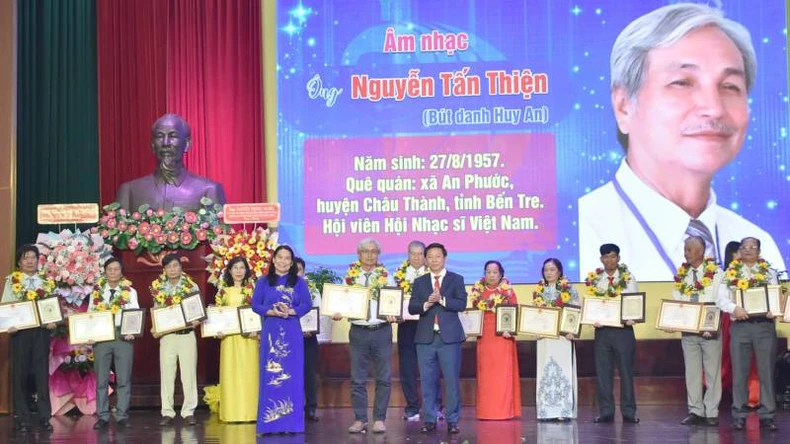 Ben Tre feiert 50 Jahre Südbefreiung und Nationalen Wiedervereinigungstag Foto 4