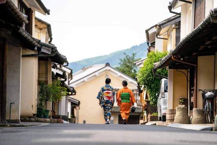 touristes-marchant-en-kimono.webp