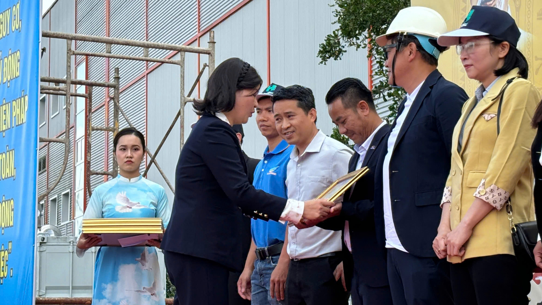 Awarding Certificates of Merit from the Chairman of Lam Dong Provincial People's Committee to 10 collectives with achievements in hygiene and labor safety