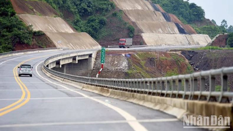 Réparation simultanée de l'autoroute Noi Bai-Lao Cai, photo 3