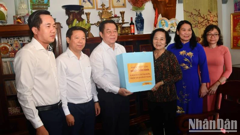 Ben Tre feiert 50 Jahre Südbefreiung und Nationalen Wiedervereinigungstag Foto 3