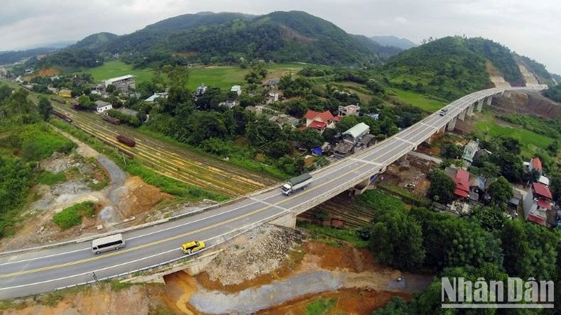 Réparation simultanée de l'autoroute Noi Bai-Lao Cai photo 1