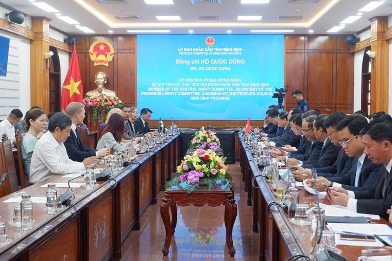 Scene of the signing ceremony between Binh Dinh Provincial People's Committee and Syre Group.