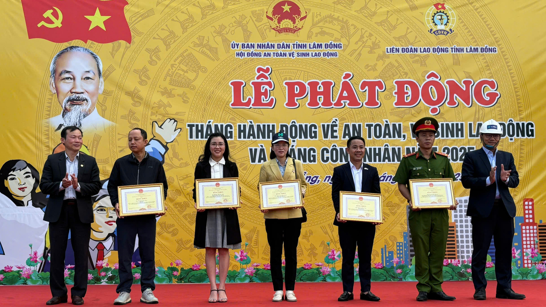 Awarding Certificates of Merit from the Chairman of Lam Dong Provincial People's Committee to 5 outstanding individuals