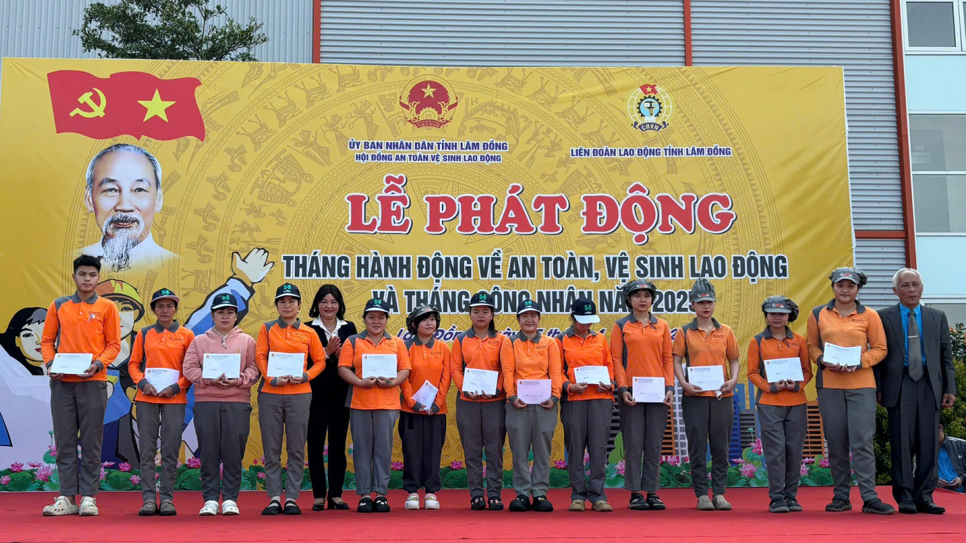 Giving gifts to workers and volunteers at the Launch Ceremony