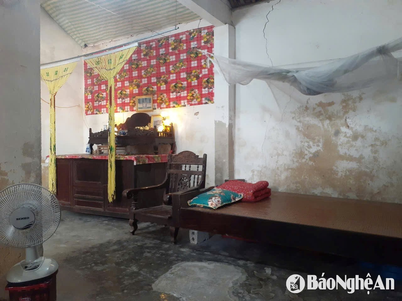 Bên trong ngôi nhà cũ đã xuống cấp của gia đình bà Tuyên. Ảnh: Huy Thư