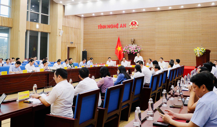 Le Comité populaire provincial de Nghe An a tenu une réunion pour donner son avis sur le projet de projet visant à organiser les unités administratives au niveau des communes dans la province.