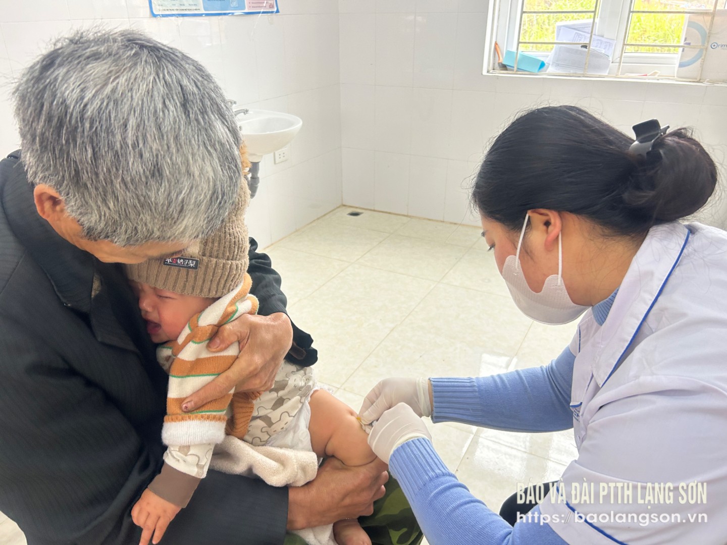 チラン県ヴァンアンコミューン保健所のスタッフが、拡大予防接種プログラムで子供たちにワクチン接種を行っています。