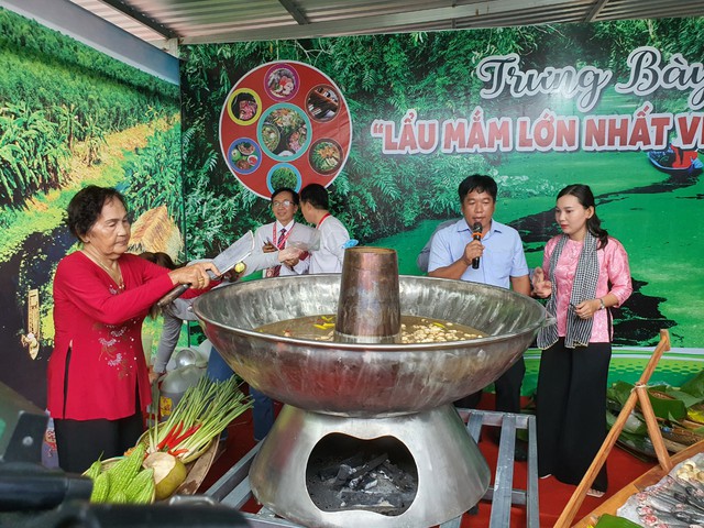 Cà Mau: Sự kiện "Hương rừng U Minh" thi buồng chuối to nhất, cá lóc to nhất...  - Ảnh 2.