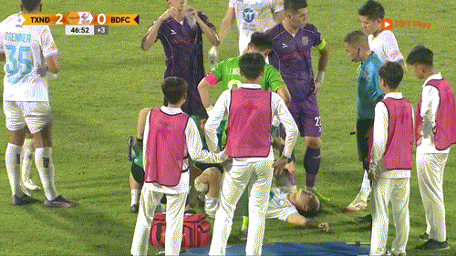 В прямом эфире Nam Dinh Blue Steel против Binh Duong 2-0 (Конец первого тайма): : Ван Тоан покидает поле на носилках, фото 1