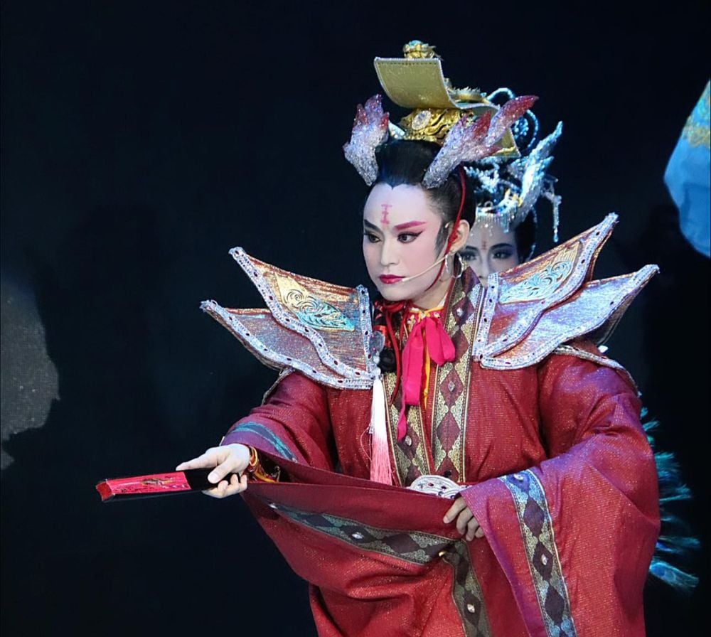 Le Nguyen Truong Giang ជា​កូន​ចៅ​នៃ​គ្រួសារ​ល្ខោន​បុរាណ Bau Thang - Minh To។ លោក​បាន​សរសេរ​រឿង​យ៉ាង​សកម្ម និង​សម្តែង​ជា​ច្រើន​ដង ដើម្បី​ជួយ​ឱ្យ​ឆាក​ក្រុង​កៃ​លុង​ភ្លឺ​ឡើង ។ (រូបថតផ្តល់ដោយតួអក្សរ)