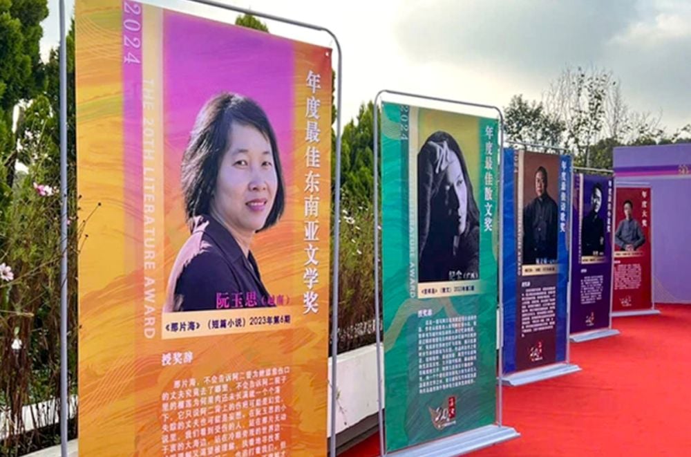 Image of writer Nguyen Ngoc Tu introduced at the 20th Dien Tri Literature Awards ceremony. (Photo provided by the character)