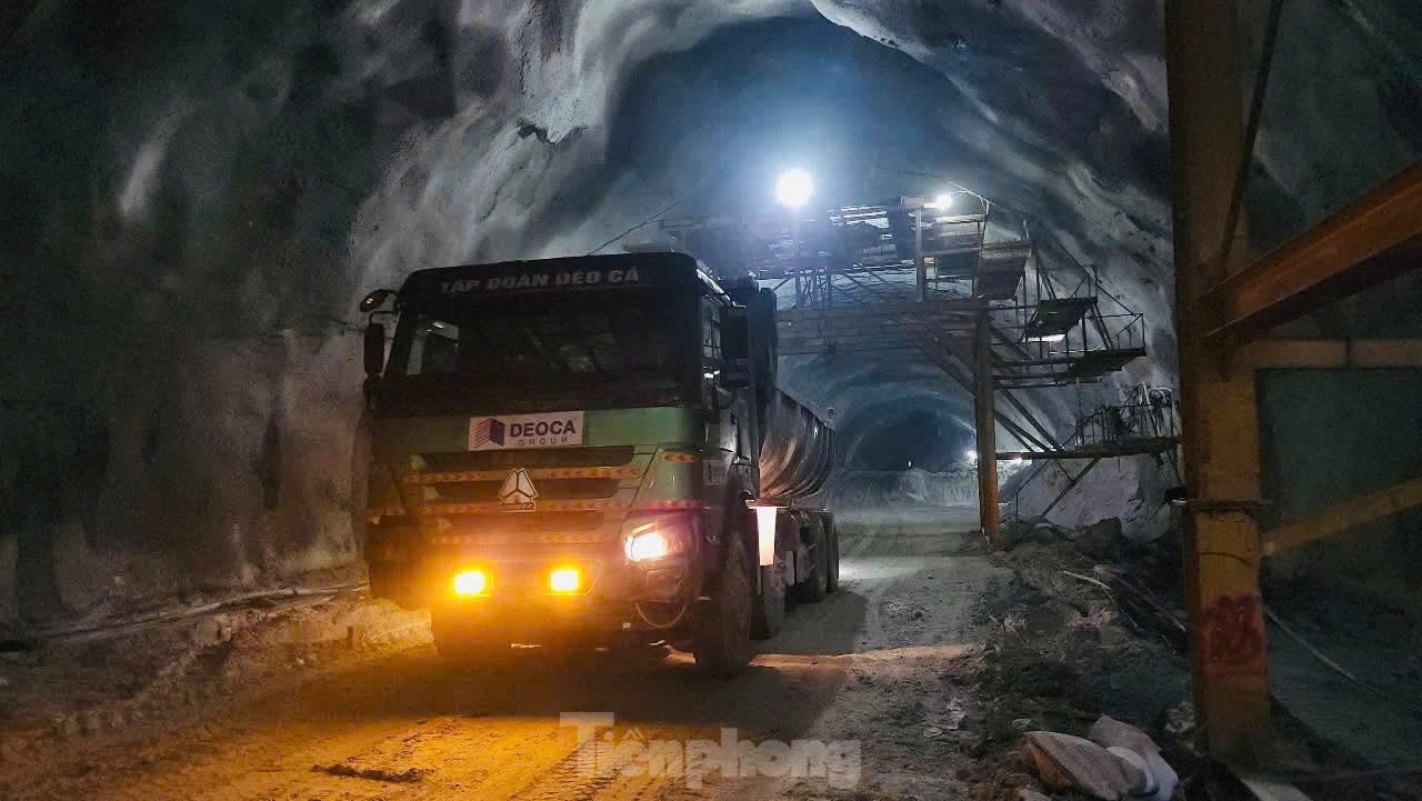 Sắp thông hầm xuyên núi dài nhất cao tốc Bắc - Nam ảnh 27