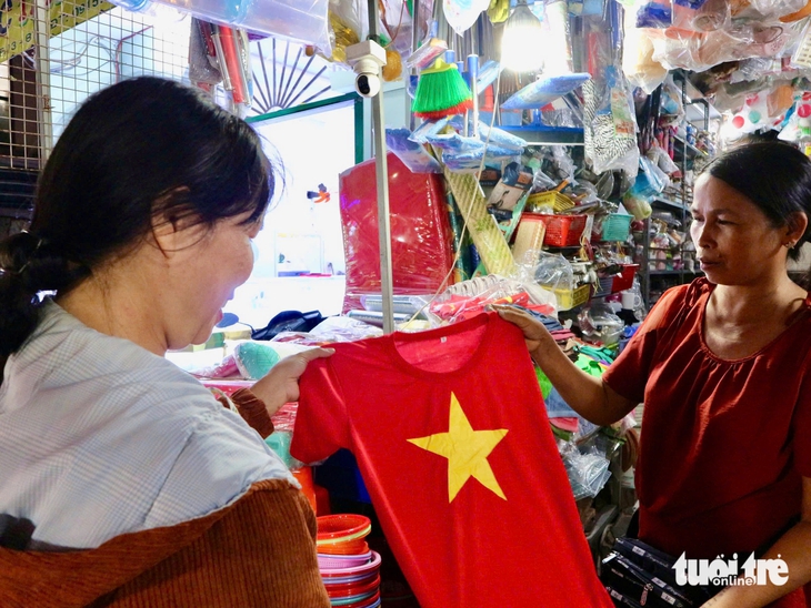 Mua áo có lá cờ Tổ quốc tặng cháu dịp sinh nhật - Ảnh 6.