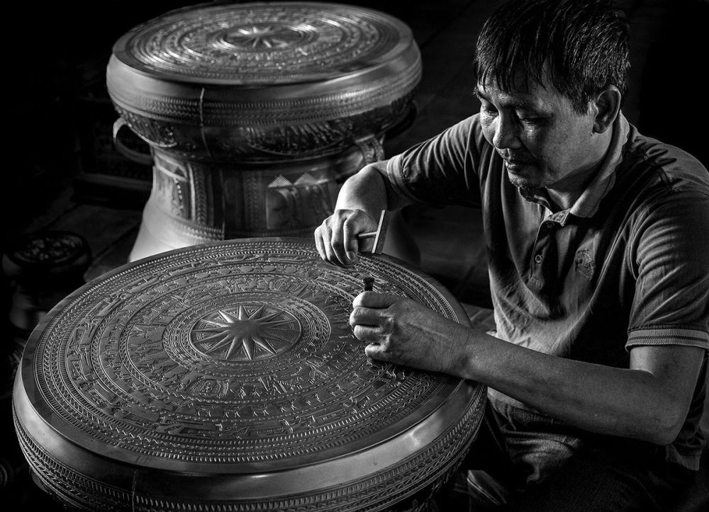 Engraving patterns onto bronze drums. Photo: AN DUNG