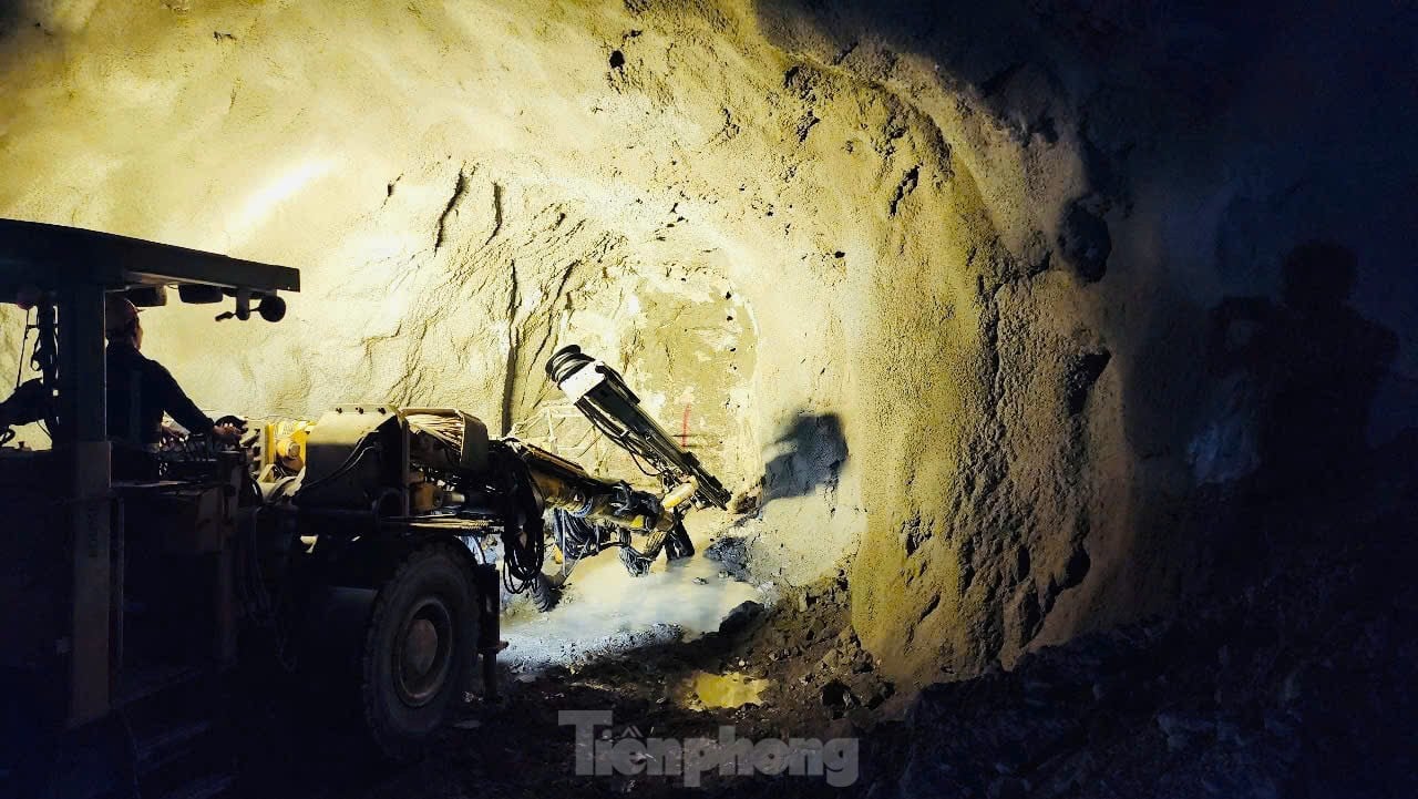 Sắp thông hầm xuyên núi dài nhất cao tốc Bắc - Nam ảnh 14