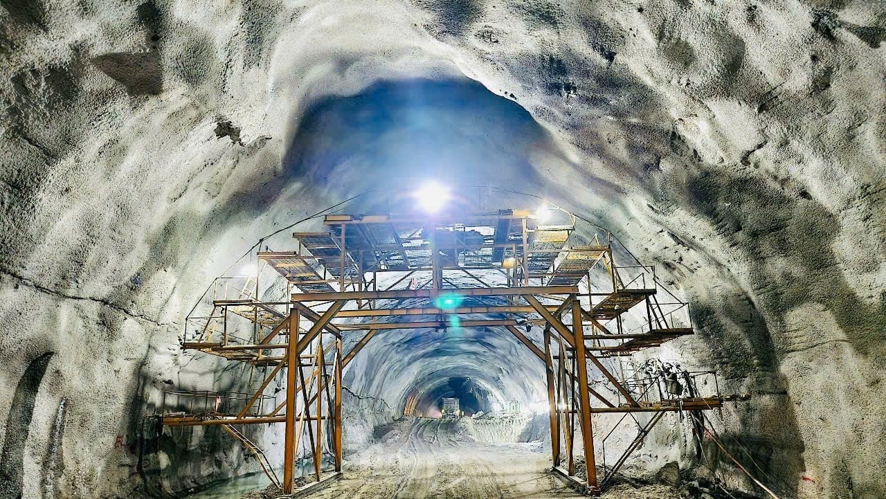 Sắp thông hầm xuyên núi dài nhất cao tốc Bắc - Nam ảnh 6