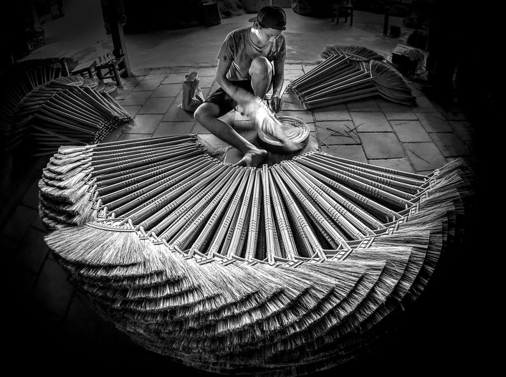 The craft of making broomsticks from reeds. Photo: PHÓ THỊ THANH HẰNG