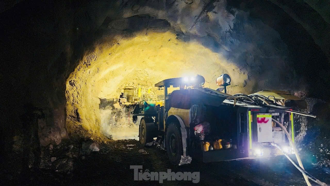 Sắp thông hầm xuyên núi dài nhất cao tốc Bắc - Nam ảnh 10