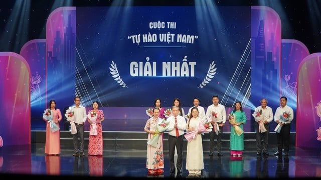 Awarding first prize to 2 individuals who won prizes at the online contest 