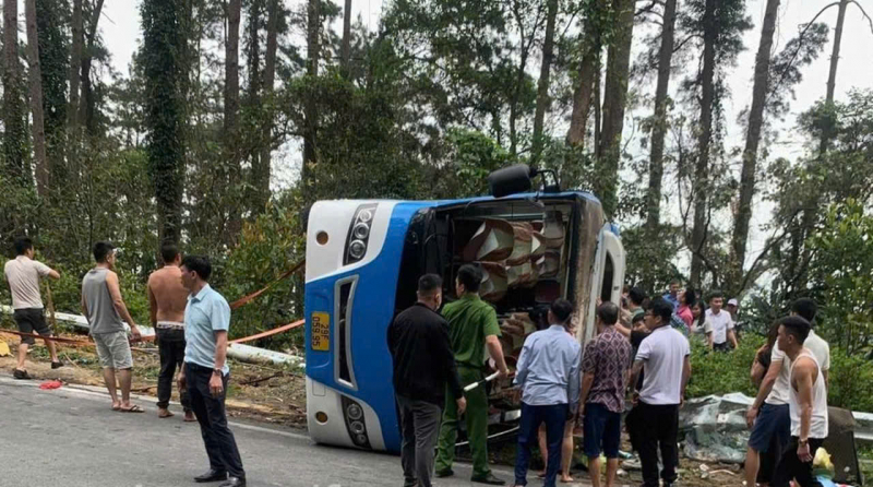 Alguien murió cuando el autobús de pasajeros volcó en el paso de Tam Dao -0