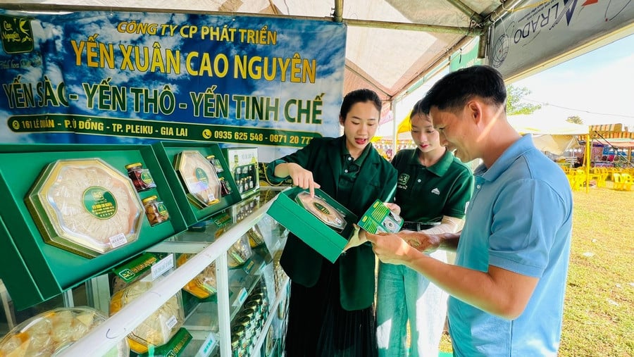 Goods management Yen Xuan Cao Nguyen Development Joint Stock Company introduces products to customers.