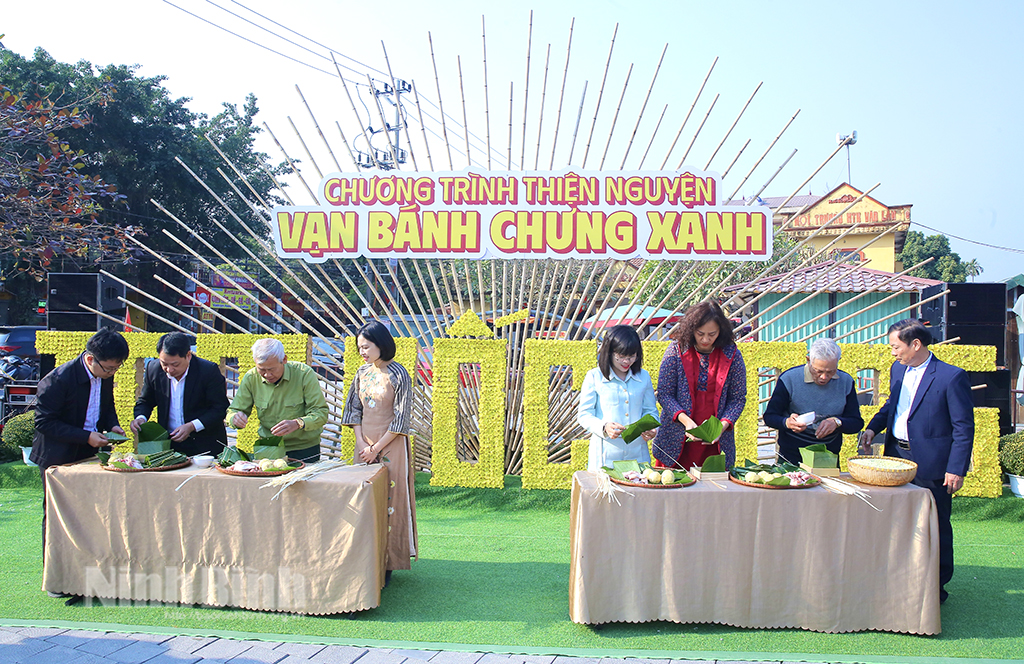 Les délégués participent à l'emballage du banh chung.