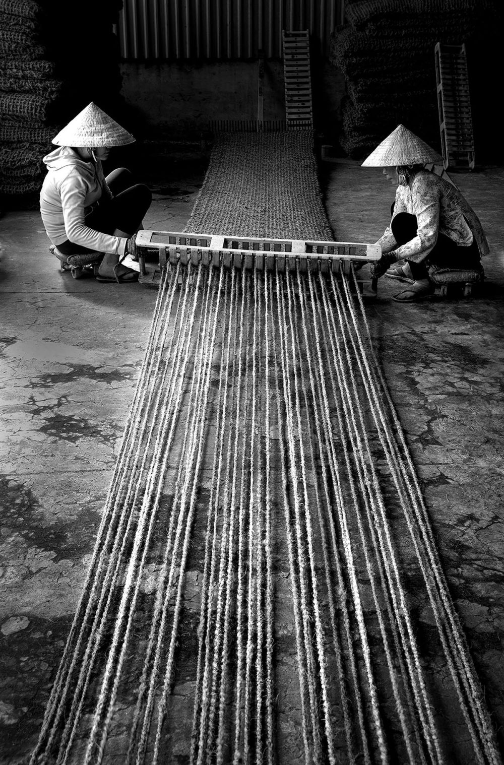 Weaving carpets from coconut fiber. Photo: PHAN THI THANH NGA
