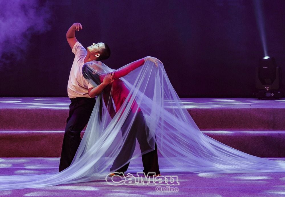 Phương tiện thể hiện của múa độc lập chính là cơ thể con người, cộng với biểu cảm của ánh mắt, bờ môi, tạo ra điệu múa đẹp. (Trong ảnh: Bài múa “Hoa hồng giữa biển Ðông”, thể hiện sự hy sinh của những người lính làm nhiệm vụ bảo vệ biển đảo Tổ quốc).