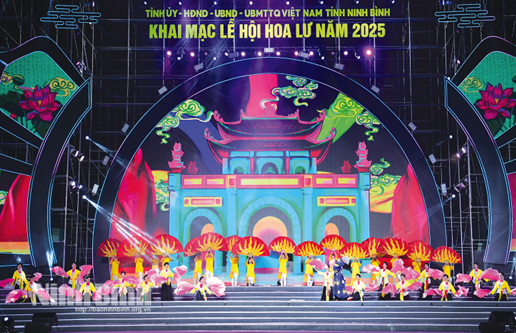 Programme artistique pour l'ouverture du festival Hoa Lu 2025. Photo : Truong Giang