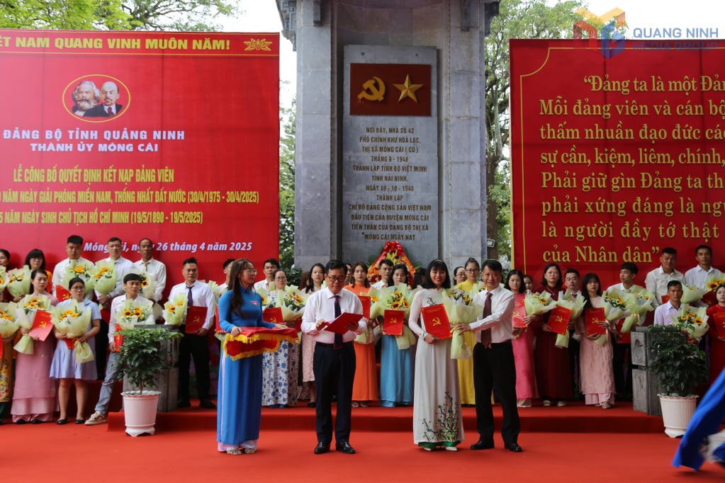 Đảng bộ TP Móng Cái trao quyết định và tặng hoa chúc mừng các đảng viên mới