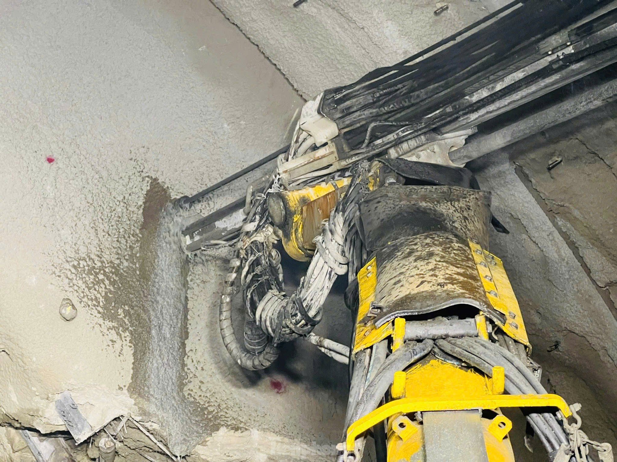 Sắp thông hầm xuyên núi dài nhất cao tốc Bắc - Nam ảnh 17