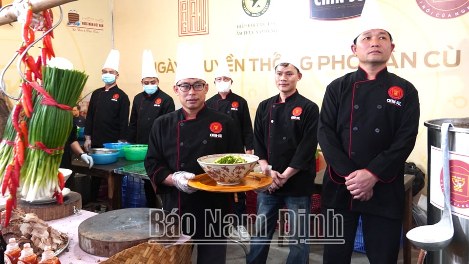 Des bols de pho sont préparés pour être offerts au dieu tutélaire du village.