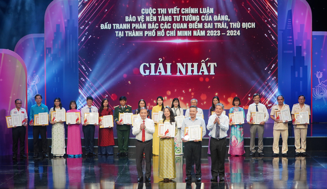 Awarding first prize in the political writing contest 