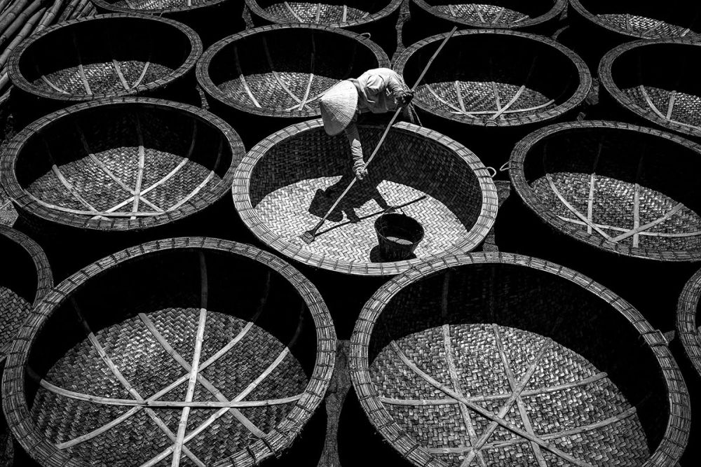 Applying resin to waterproof the surface. Photo: BACH THI TO ANH