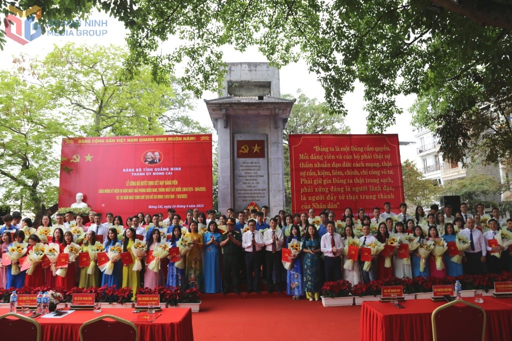 Lãnh đạo TP Móng Cái chụp ảnh lưu niệm cùng 90 đảng viên mới