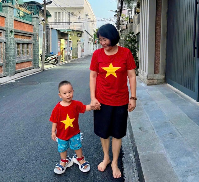 Cơn sốt mua áo cờ đỏ sao vàng mặc dịp lễ 30-4- Ảnh 1.