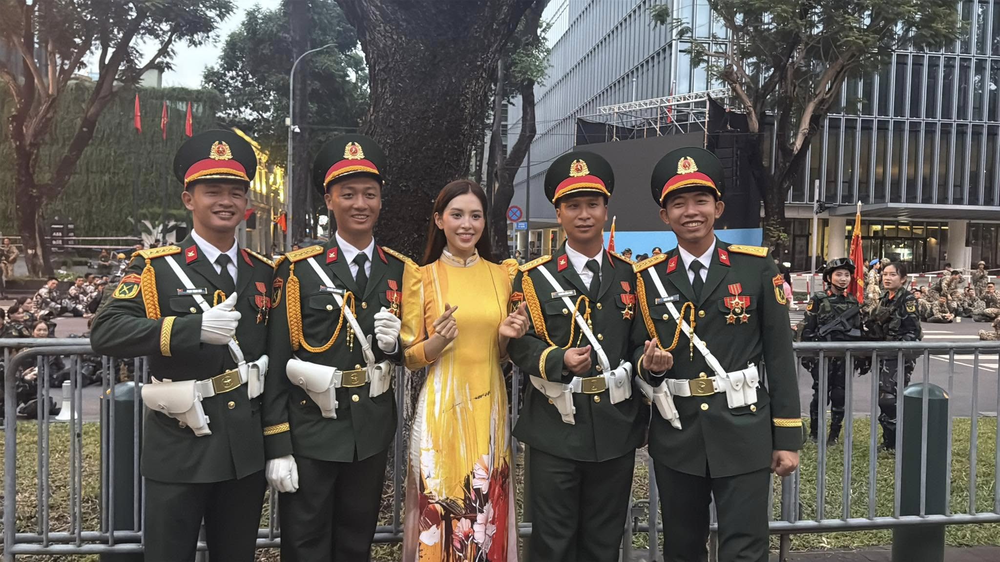 Thúy Ngân, Lan Ngọc có mặt từ 3 giờ sáng để tổng duyệt diễu binh, diễu hành- Ảnh 1.