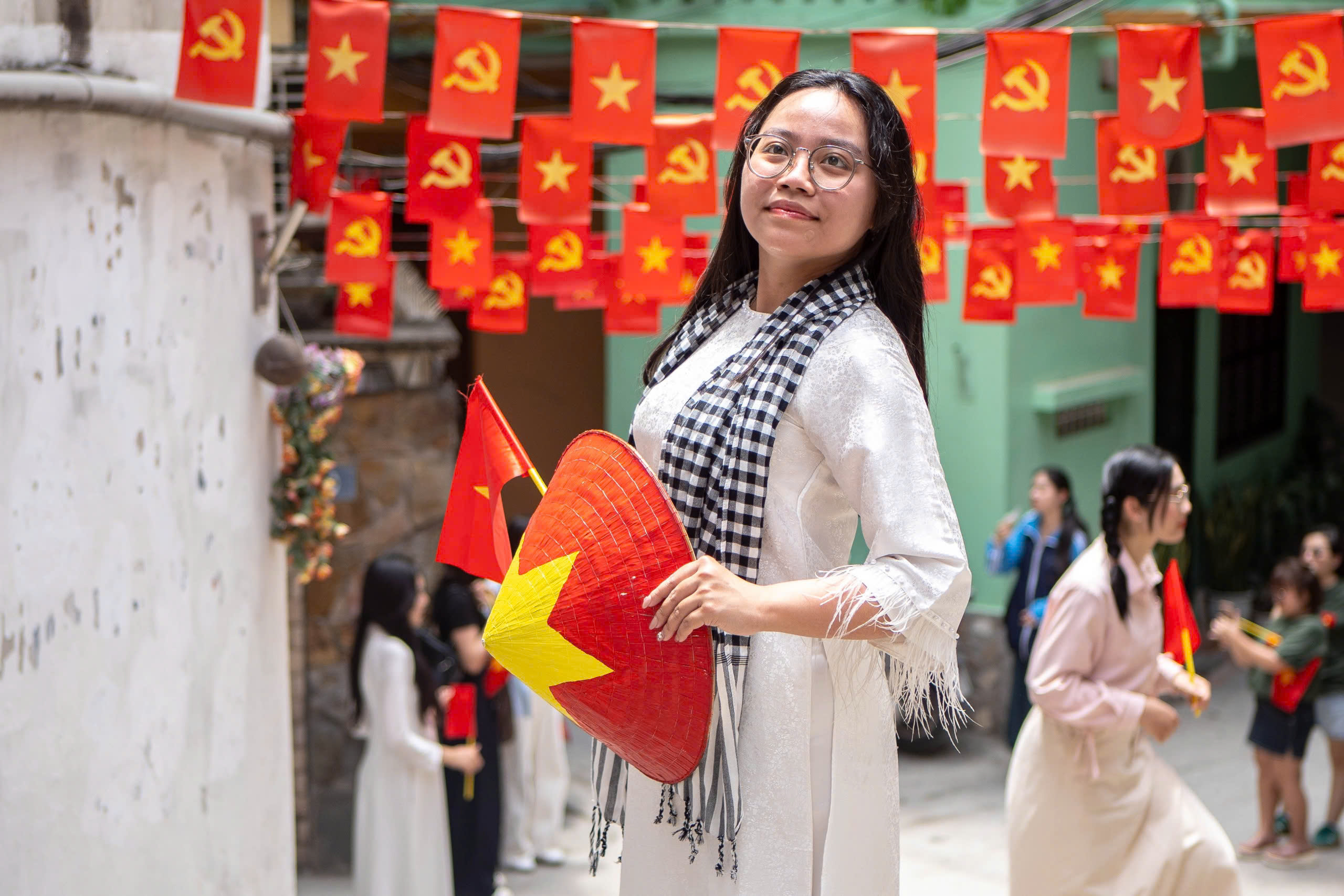 Nô nức check-in ngõ cờ Hà Nội mừng ngày thống nhất - Ảnh 2.