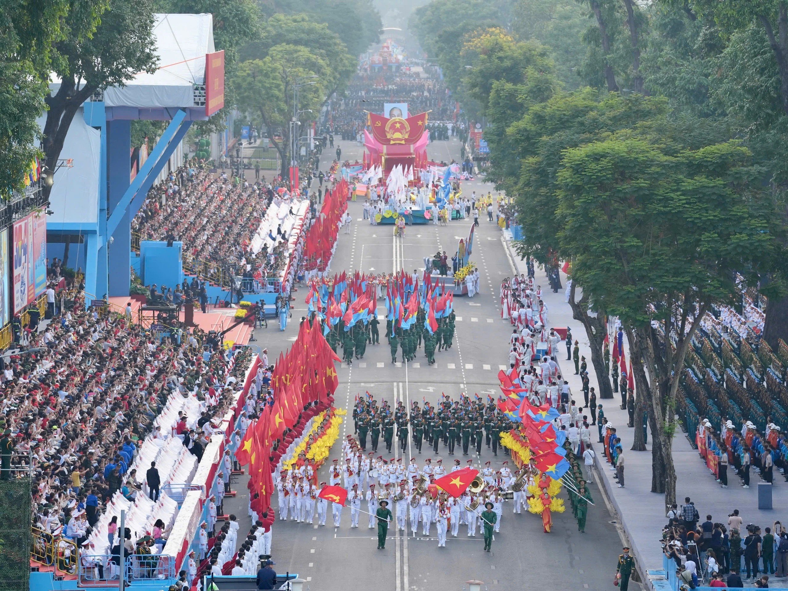 Đoàn diễu binh, diễu hành tiến qua lễ đài chính trên đường Lê Duẩn trong sự chào đón nồng nhiệt của các đại biểu và đông đảo người dân. (Ảnh: Báo Thanh niên) Đoàn diễu binh, diễu hành tiến qua lễ đài chính trên đường Lê Duẩn trong sự chào đón nồng nhiệt của các đại biểu và đông đảo người dân. (Ảnh: Báo Thanh niên)