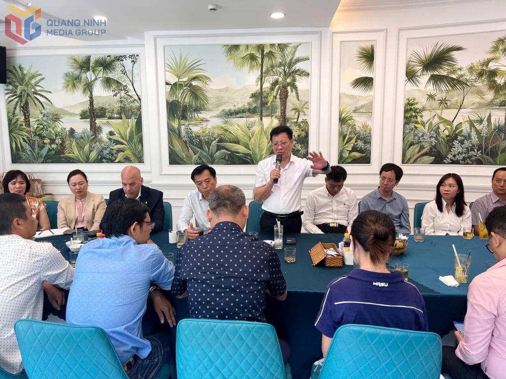 Lãnh đạo Sở Văn hóa thể thao và Du lịch thông tin với các đơn vị lữ hành TP Hồ Chí Minh về các sản phẩm du lịch, điểm đến tỉnh Quảng Ninh mới đưa vào khai thác.